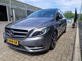 Mercedes-Benz B 200 Rijkelijk uitgerust met oa: Panoramadak Half lederen Navigatie Cruise Stoelverwa